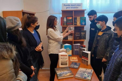 Gəncə: tələbələr kitabxana fonduna yeni daxil olan kitablarla tanış olublar