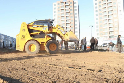 Gəncə: Qəmbər Hüseynlinin abidəsinin yerləşdiyi parkda yenidənqurma işləri başa çatır