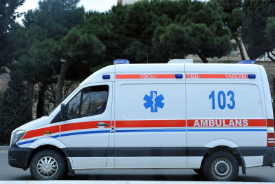 Gəncədə təcili tibbi yardım avtomobili qəzaya düşüb
