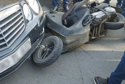 Gəncədə motosiklet "Land Cruiser"lə toqquşub