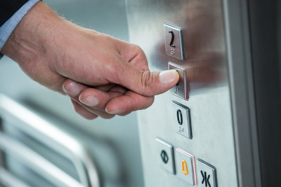 Liftdə qalan iki Gəncə sakininə köməklik göstərilib