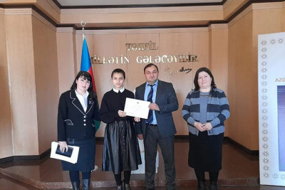 Ombudsman Gəncəli məktəbliləri təltif edib