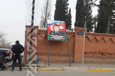 Gəncədə şəhid mayor Sərxan İlqar oğlu Muxtarovun plakatı yerləşdirilir