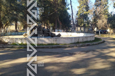 Gəncənin Heydər Əliyev prospektində yerləşən kiçik park baxımsızdır