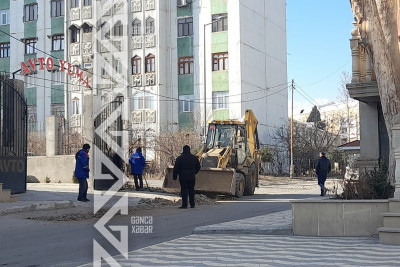 Gəncənin Həmidə xanım Mehmandarova küçəsində su borusu yenilənir