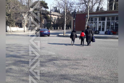 Gəncənin Atatürk prospektində piyadalar yolu çəpinə keçirlər