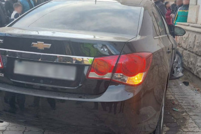 Gəncədə maşın 3 piyadanı vuraraq binaya çırpılıb
