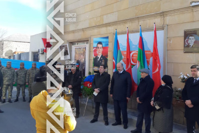 Gəncədə şəhid Mirhüseyn Seyidzadənin barelyefinin açılışı olub