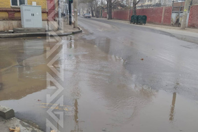 Təbriz küçəsində su borusu deşilib