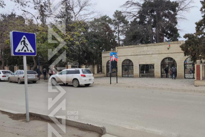 Silinmiş piyada zolağı məktəblilərə çətinlik yaradır
