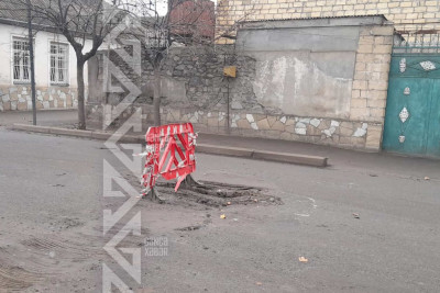 Yolun qazılmış hissəsində çökəklik əmələ gəlib