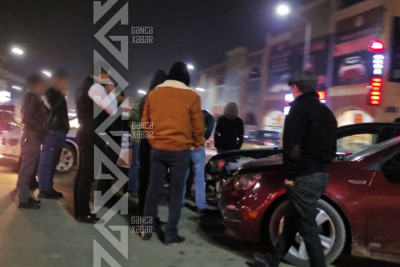 İki “Chevrolet” şəhərin mərkəzində qəza törədib