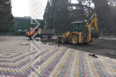 Parklardan birində oyun meydançası salınır