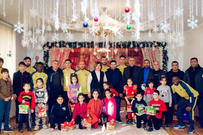 “Kəpəz”in kollektivi Uşaq Evinə baş çəkib