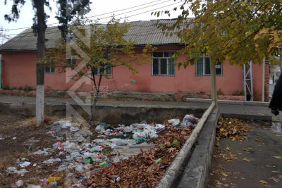 Sakinlər bu əraziyə tullantılar atırlar
