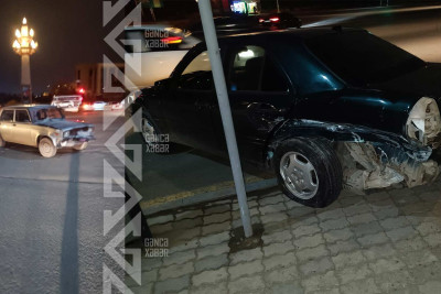 Yeni Gəncədə iki avtomobil toqquşub