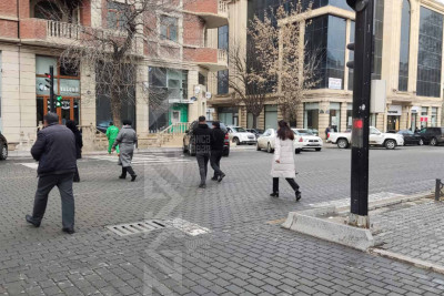 Şəhərin mərkəzi prospektində “zebra” silinib