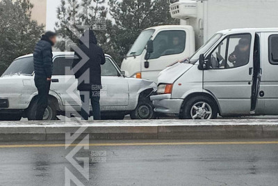 Avtomobil bordürü aşaraq qarşıdan gələn maşınla toqquşub