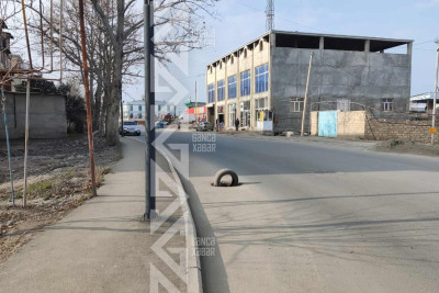 Bu küçədə lükün içinə şin yerləşdirilib