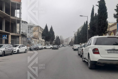 "Nəhəng daş" Ticarət Mərkəzinin qarşısındakı "zebra" silinib
