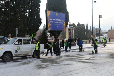 Gəncədə küçələrin qardan təmizlənməsi işləri aparılıb