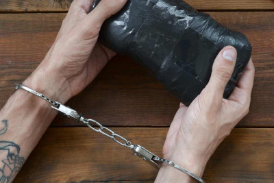 Keçmiş məhkum hava limanında narkotiklə saxlanılıb