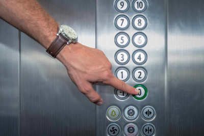 Sakin liftdə köməksiz qalıb