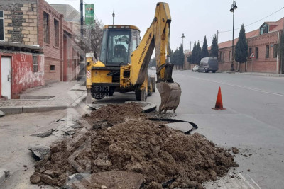 Partlamış su borusu təmir olunub
