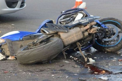 Minik avtomobili motosikletlə toqquşub