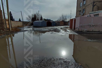 Bir sıra küçələrdə yol infrastrukturu mövcud deyil
