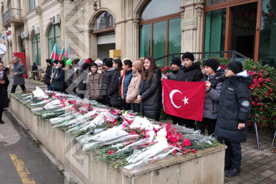 Türkiyə Konsulluğunun qarşısına gələnlərin 4 gündür ardı kəsilmir