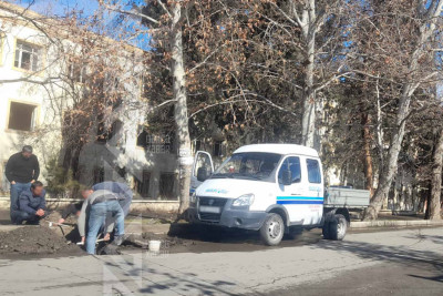 Küçələrin birində su borusu partlayıb