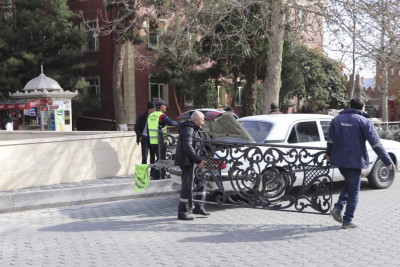 Qəza zamanı əzilmiş səki çəpəri bərpa üçün sökülüb