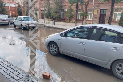Hərbi Məhkəmənin qarşısında “göl” yaranıb