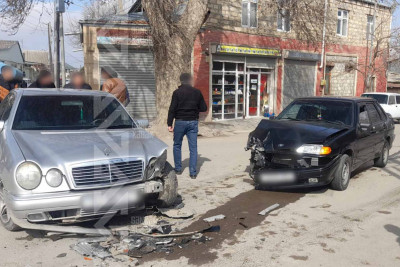 Sürücü əsas yolla hərəkət edən maşını gözləməyərək qəza törədib