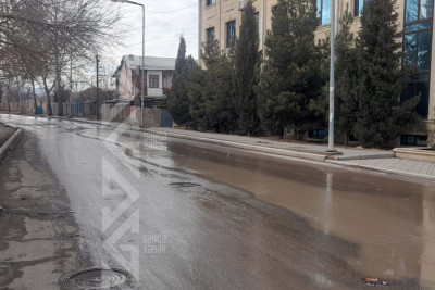 Muxtar Hacıyev küçəsində yenə boru partlayıb