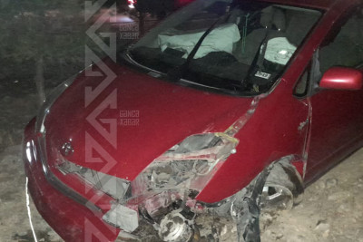 Dönmə əməliyyatını etmək istəyən “Prius” səkiyə çıxıb