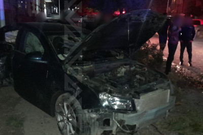 Yeni Gəncə qəsəbəsində avtomobil dirəyə çarpılıb