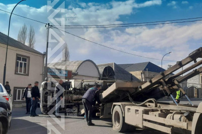 Gəncədə yük maşını aşıb