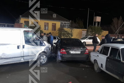 Yeni Gəncədə “Mercedes” yük maşını ilə toqquşub