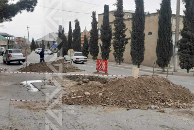 Küçələrdən biri qazılıb və lentə alınıb