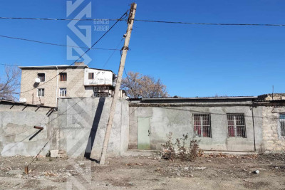 Azərbaycan bayrağı küçəsində elektrik dirəyi sakinləri narahat edir