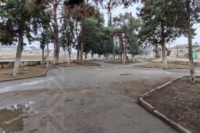 Bu parkda oturmaq üçün cəmi iki skamya var
