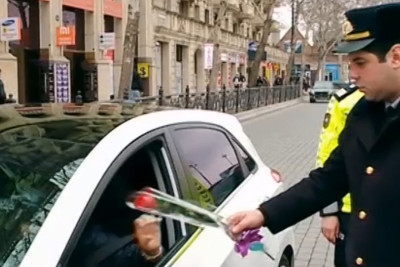 Polis əməkdaşları xanım sürücüləri təbrik ediblər