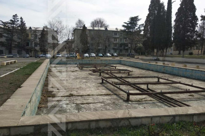 Nizami kinoteatrının qarşısındakı park baxımsız haldadır