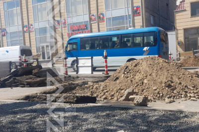 Bu küçədə yolun bir hissəsi qazılıb