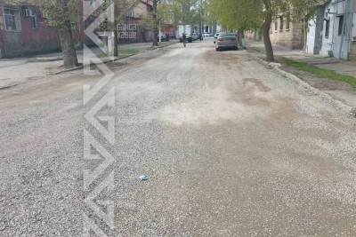 Küçələrin birində asfalt salınması üçün hazırlıq görülür