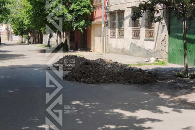 Küçələrin birində qazılmış yer uzun müddətdir belə qalıb