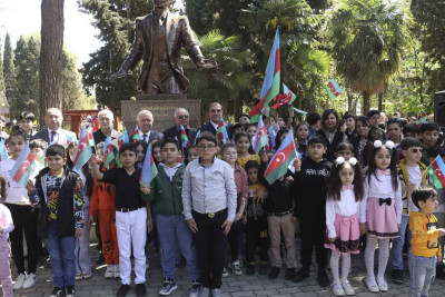 Qəmbər Hüseynlinin məzarı olan yerdə park salınıb