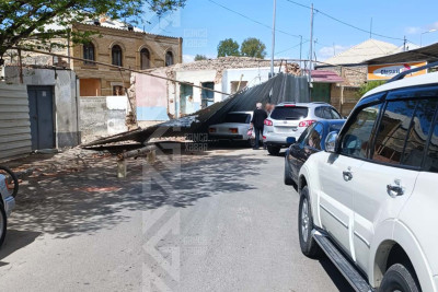 Güclü külək bir neçə fəsada yol açıb